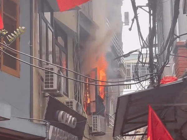 Cháy nhà trên phố Miếu Đầm sáng 30 Tết, 3 người thoát nạn