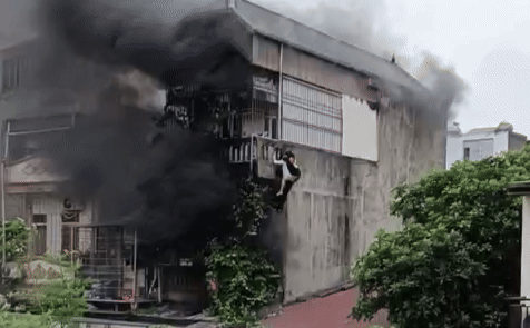 Cháy nhà trọ 3 tầng ở Hà Nội, nhiều người mắc kẹt được giải cứu