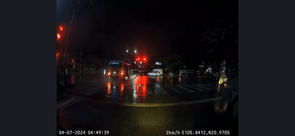 Hà Nội: Xe khách vượt đèn đỏ, đâm lật xe tải rồi bỏ đi