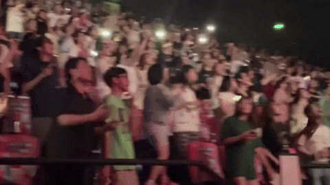 Fan Việt quậy tưng ở rạp khi xem phim Taylor Swift 