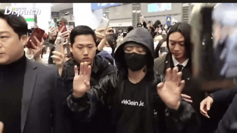Jungkook (BTS) suýt bị xô ngã vì sân bay hỗn loạn