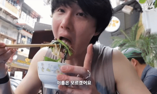 Video khám phá đồ ăn phố cổ Hà Nội của tài tử Hàn