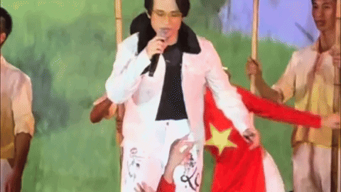 VIDEO: Hà Anh Tuấn loạng choạng, ngồi thụp xuống sân khấu trên sóng trực tiếp
