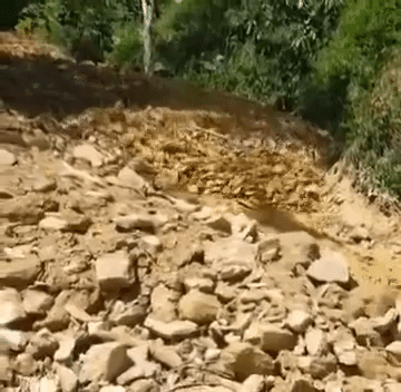 Đang sửa đường, người dân hốt hoảng thấy lũ ống cuốn hàng nghìn m3 đất đá trên núi xuống