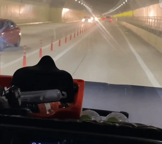Xế hộp lao vun vút ngược chiều trong hầm trên cao tốc Diễn Châu - Bãi Vọt