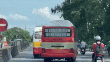 Xe buýt rượt đuổi, chèn nhau trên quốc lộ 1A khiến người đi đường khiếp sợ