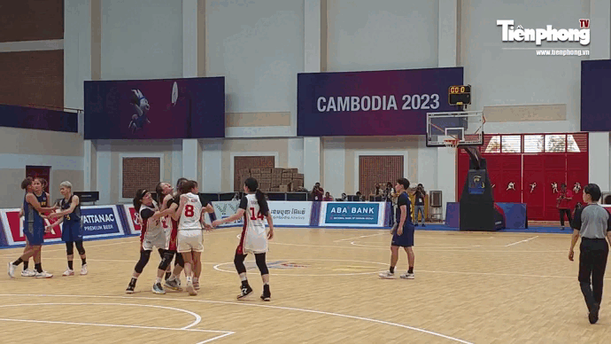 Một giây chờ đợi và cảm xúc chiến thắng vỡ òa của ĐT bóng rổ nữ Việt Nam