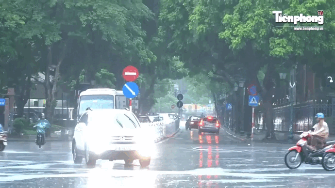 Qua nắng đỉnh điểm, Hà Nội đón mưa lớn diện rộng