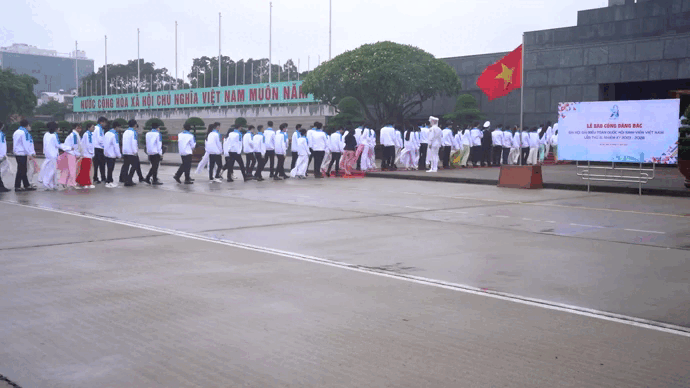Đại hội đại biểu toàn quốc Hội Sinh viên Việt Nam lần thứ XI tổ chức lễ báo công dâng Bác