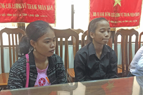 Hai thiếu nữ Campuchia khai báo tại công an Lạng Sơn. *ảnh: Minh Anh