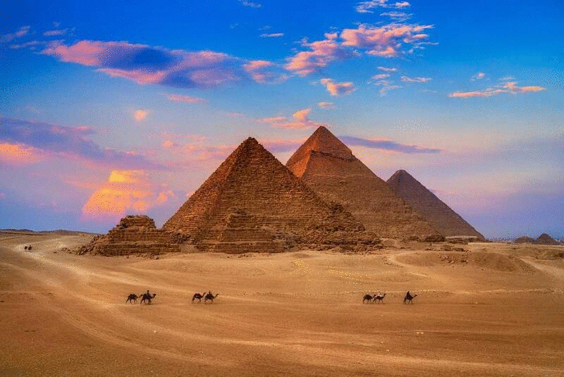 Kim tự tháp Giza: Hãy cùng nhìn vào hình ảnh kỳ vĩ của Kim tự tháp Giza để cảm nhận vẻ đẹp huyền bí của nó. Những khối đá lớn nhưng hoàn hảo được xếp chồng lên nhau tạo nên một công trình kiến trúc vô cùng tuyệt vời. Hãy khám phá và tìm hiểu thêm về một trong 7 kỳ quan thế giới cổ đại.
