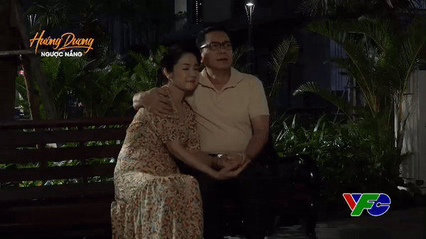 NSND Thu Hà kể chuyện hậu trường nụ hôn bất ngờ trong "Hướng dương ngược nắng"