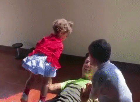 Ronaldo thử thách gập bụng, nâng con gái bằng 1 tay gây &apos;choáng&apos;