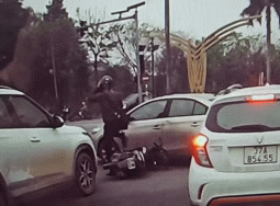 Va chạm giao thông, người đàn ông dùng mũ bảo hiểm đập vỡ kính ô tô