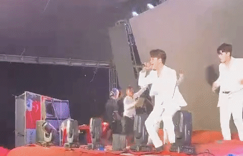 Nam ca sĩ Việt và 2 vũ công bị màn hình LED đè trúng người khi đang hát