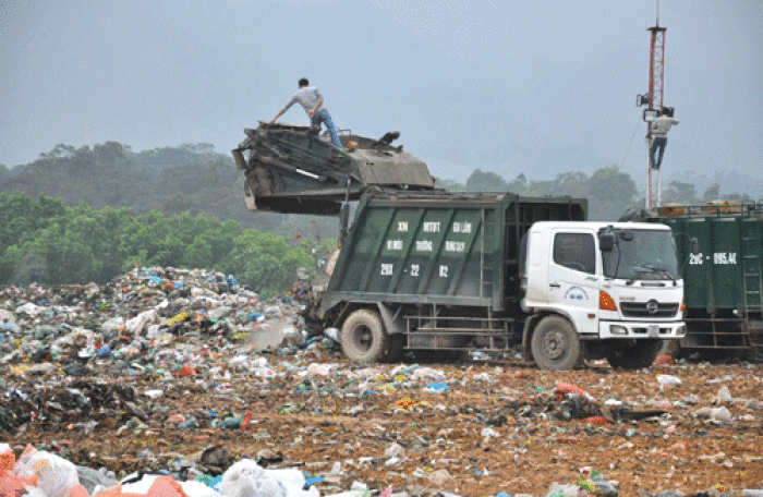 Xe chở rác đã được mở lối vào bãi rác Nam Sơn.