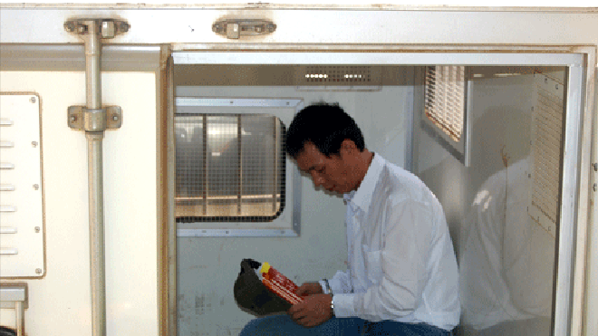Tử tù Phạm Mạnh Hùng ngồi trong xe đặc chủng