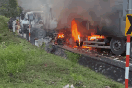 Xe tải bốc cháy ngùn ngụt sau va chạm ở Quảng Nam