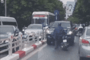 Xem xét động cơ của người đi xe máy chặn đầu ô tô Bộ Tư lệnh Cảnh vệ