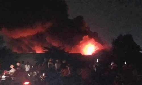 Kinh hãi với cột khói lửa cao trăm mét ở vụ cháy nhà kho tại khu Tân Tạo