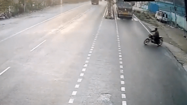 Tránh xe máy, hai xe tải tông trực diện với tốc độ kinh hoàng