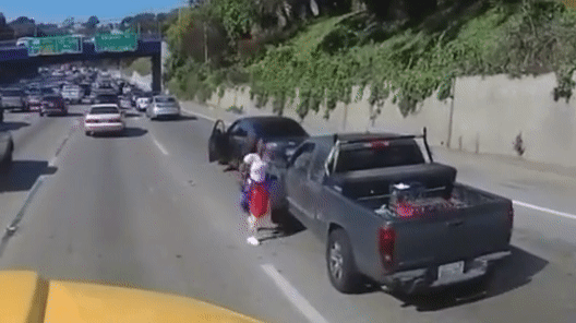 Va chạm nhẹ trên đường, người phụ nữ đập cửa xe bán tải