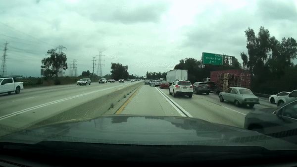 Vội vã chuyển làn, SUV nhận kết đắng trên cao tốc
