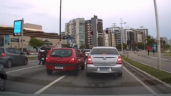 Xung đột trên đường, hai ô tô gây chiến bằng cửa xe