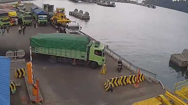 Xe tải mất lái lao thẳng xuống biển