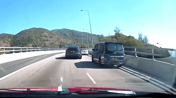 Ô tô tạt đầu minivan trên cao tốc