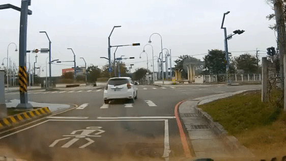 Xe máy phóng nhanh tông ô tô qua đường