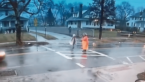 Nữ cảnh sát nhanh tay cứu học sinh khỏi bị ô tô đâm