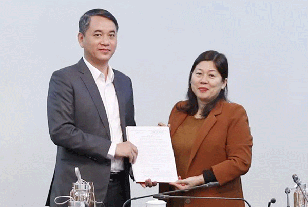 Thứ trưởng Bộ Tài nguyên và Môi trường Nguyễn Phương Hoa trao quyết định bổ nhiệm Chánh Thanh tra cho ông Lê Vũ Tuấn Anh.