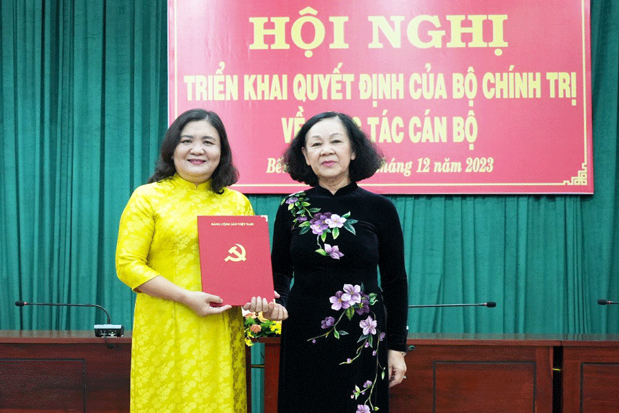 Trao quyết định Quyền Bí thư Tỉnh uỷ Bến Tre cho bà Hồ Thị Hoàng Yến