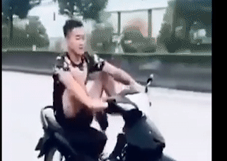 Thót tim cảnh nam thanh niên điều khiển xe máy bằng 2 chân 