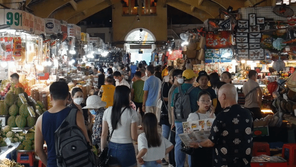 Chợ Bến Thành nhộn nhịp khách quốc tế trong mùa du lịch