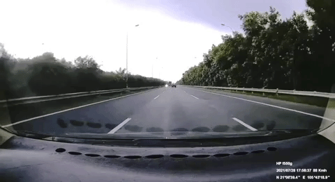 Xe máy bật đèn pha đi ngược chiều trên đường cao tốc