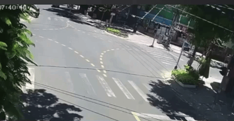Hai xe cứu thương đâm nhau giữa giao lộ