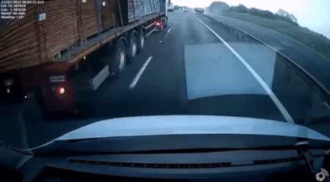 SUV lộn nhiều vòng trên cao tốc ở Anh