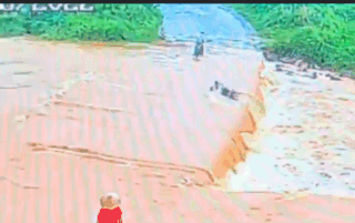 Nam sinh bị nước cuốn mất tích khi qua ngầm tràn tại Lào Cai