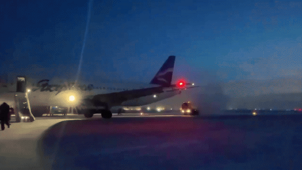 Hành khách khẩn cấp rời máy bay vì sạc dự phòng bốc khói 