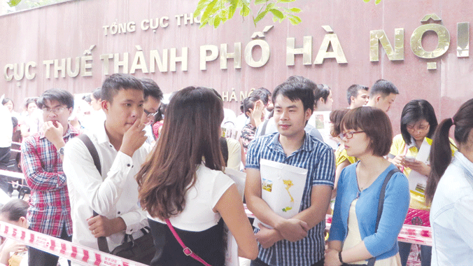 Hàng nghìn người nộp hồ sơ đăng ký dự thi tuyển công chức vào Cục thuế Hà Nội. Ảnh: Quỳnh Nga