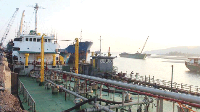 Hệ thống bơm hút dầu trên tàu An Bình 126-phương tiện bị bắt giữ trong vụ án cuối năm 2013. Ảnh: Lương Bằng