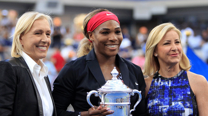Hai cây vợt huyền thoại Navratinova (trái) và Evert (phải) chúc mừng Serena sau chiến thắng. ảnh: US Open