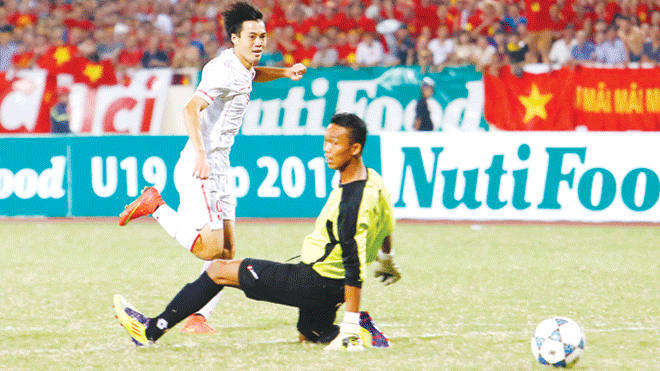 Pha ghi bàn thắng của Văn Toàn qua thủ môn Myo (Myanmar) nâng tỷ số lên 3-0. Ảnh: Như Ý