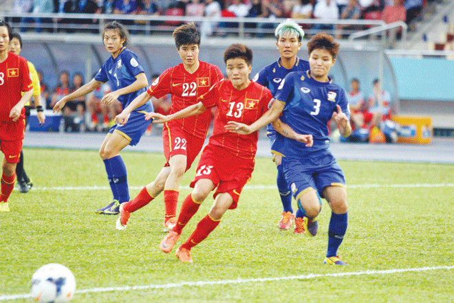 Việt Nam (áo đỏ) thắng Thái Lan, lần đầu vào bán kết Asian Games