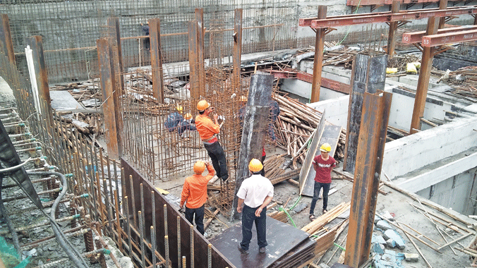 Các nhà thầu đang nỗ lực thi công để hoàn thành dự án