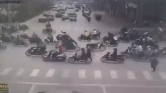 Video vụ &apos;ô tô điên&apos; phóng nhanh đâm nhiều xe máy ở Hà Nội