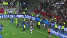 Trận Marseille vs Nice bị huỷ vì cầu thủ và CĐV loạn đả trên sân