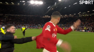 Video: Ronaldo hoảng hốt vì bị người hâm mộ lao xuống sân 'tấn công'